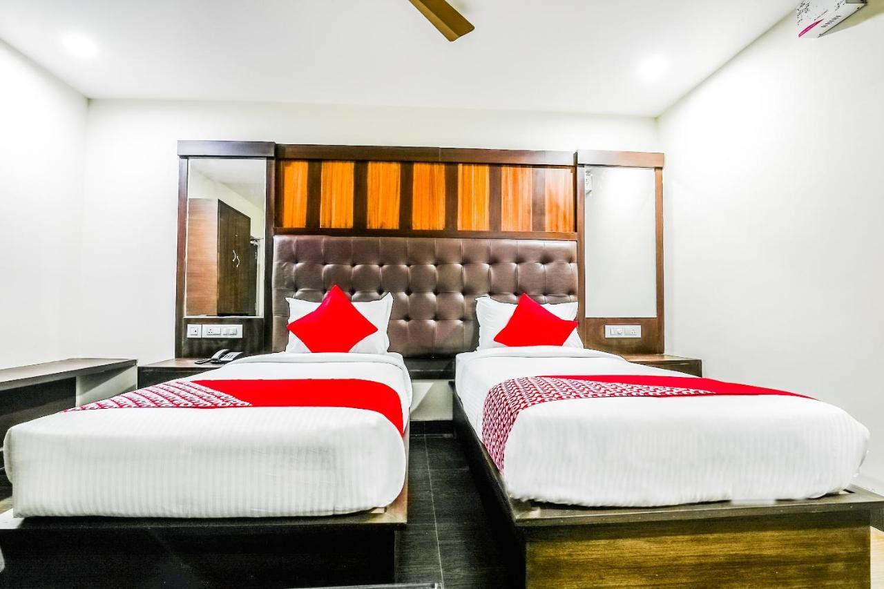 Oyo 16155 Hotel Dcm Grand Vijayawāda Exteriér fotografie